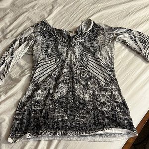 ❤️‍🔥❤️Mid length long sleeve shirt with wing and floral decals ❤️❤️‍🔥